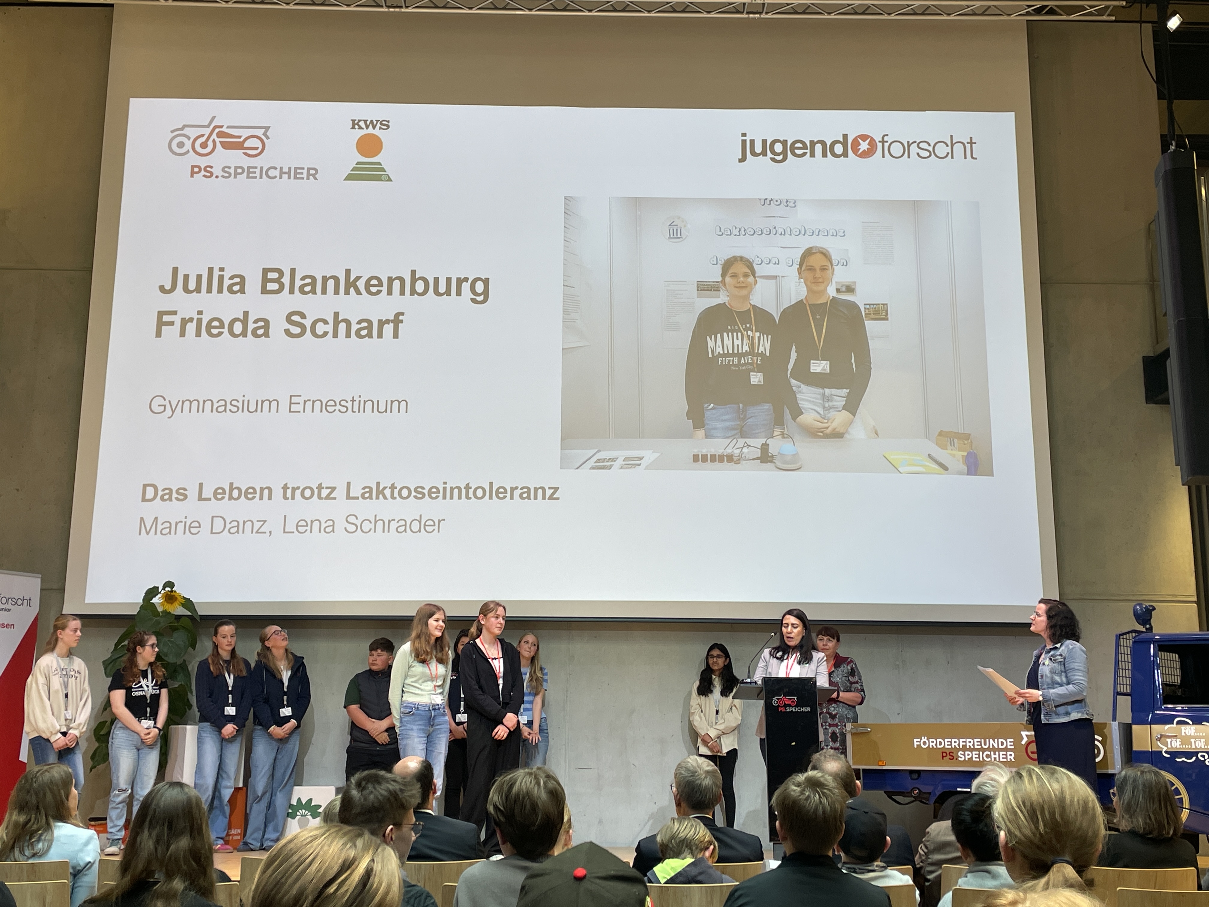 Zwei Ernestinerinnen beim Jugend-Forscht Landeswettbewerb
